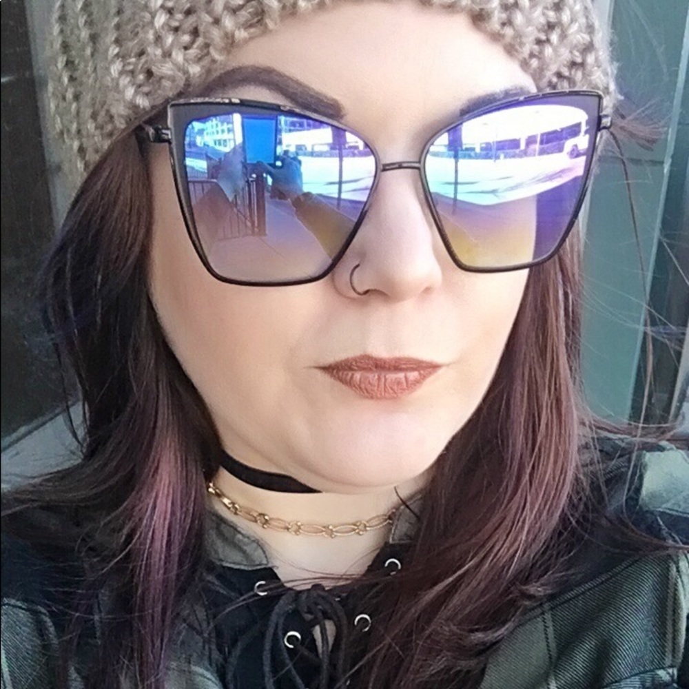 Meet your Poshers, Jess and Jenna!